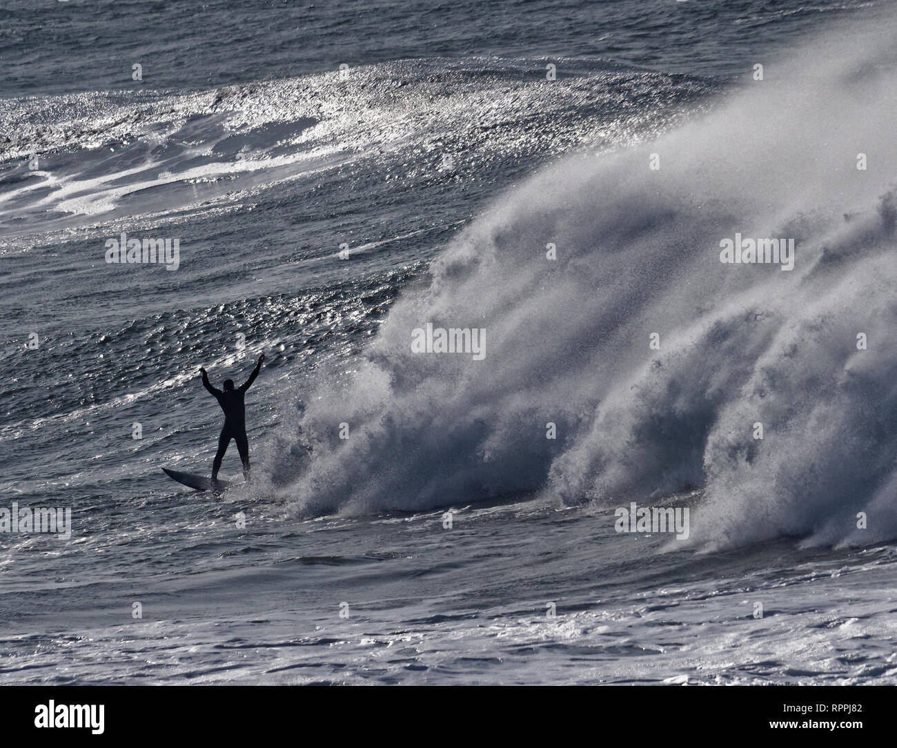 Newquay, Cornwall. Feb 22, 2019. Météo France : légendaire Cribbar grande vague surfé à Newquay Cornwall. Crédit : Robert Taylor/Alamy Live News Banque D'Images