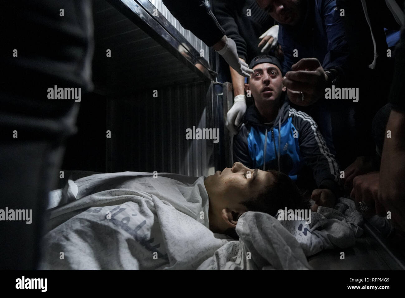 Gaza, la Palestine. Feb 22, 2019. (NOTE DU RÉDACTEUR : Image représente la mort).Yousef Daya corps vu à la morgue de l'hôpital.Départ de Yousef Daya, qui fut martyrisé au cours d'affrontements à la frontière orientale de la ville de Gaza. Credit : Mohamed Zarandah SOPA/Images/ZUMA/Alamy Fil Live News Banque D'Images