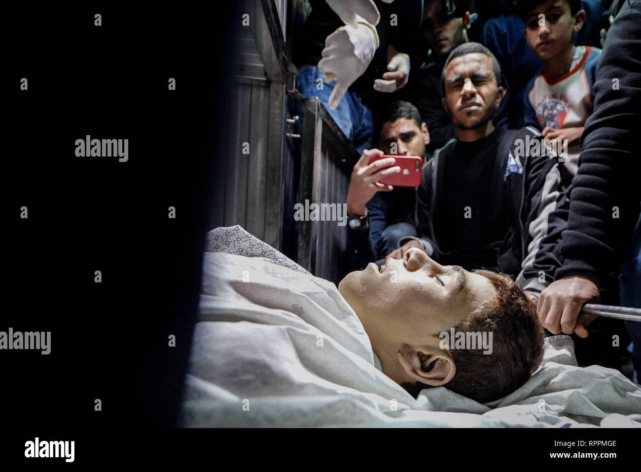 Gaza, la Palestine. Feb 22, 2019. (NOTE DU RÉDACTEUR : Image représente la mort).Yousef Daya corps vu à la morgue de l'hôpital.Départ de Yousef Daya, qui fut martyrisé au cours d'affrontements à la frontière orientale de la ville de Gaza. Credit : Mohamed Zarandah SOPA/Images/ZUMA/Alamy Fil Live News Banque D'Images