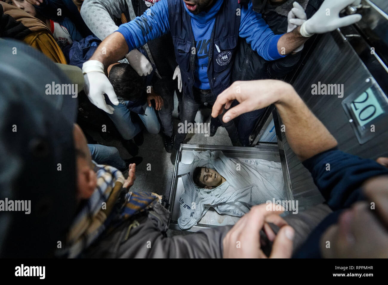 Gaza, la Palestine. Feb 22, 2019. (NOTE DU RÉDACTEUR : Image représente la mort).Yousef Daya corps vu à la morgue de l'hôpital.Départ de Yousef Daya, qui fut martyrisé au cours d'affrontements à la frontière orientale de la ville de Gaza. Credit : Mohamed Zarandah SOPA/Images/ZUMA/Alamy Fil Live News Banque D'Images