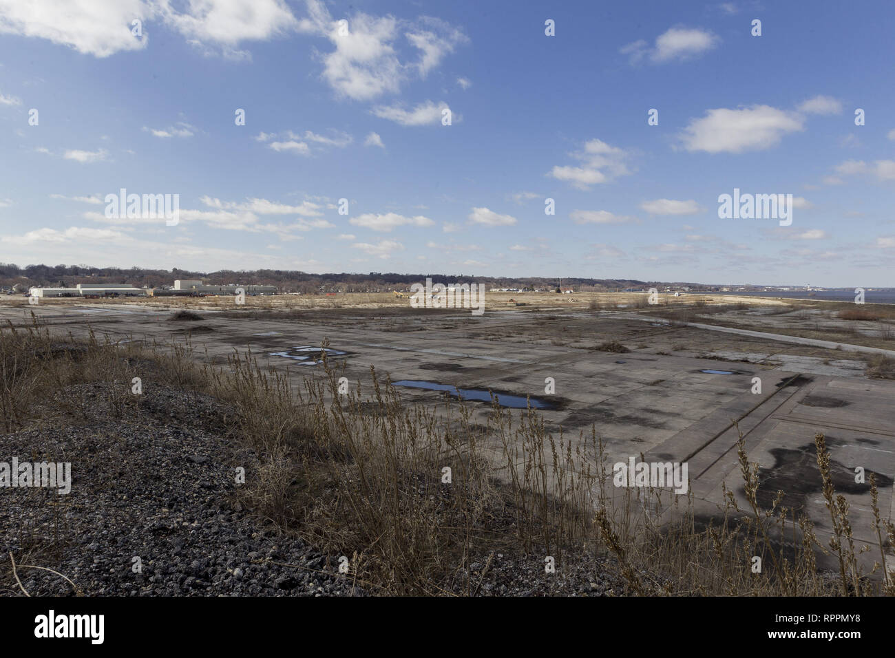 Moline, Iowa, États-Unis. Mar 26, 2015. La vaste zone ouverte plus cultivés avec des arbustes, des arbres, et de l'herbe où cas utilisé pour se tenir s'étend de la 7e rue à Moline à la Moline boarder le long de la rivière va bientôt être effacés pour faire place à 2 hôtels, appartements, et de nouveaux développements commerciaux d'ici la fin de 2016. Crédit : Louis Brems/Quad-City Times/ZUMA/Alamy Fil Live News Banque D'Images