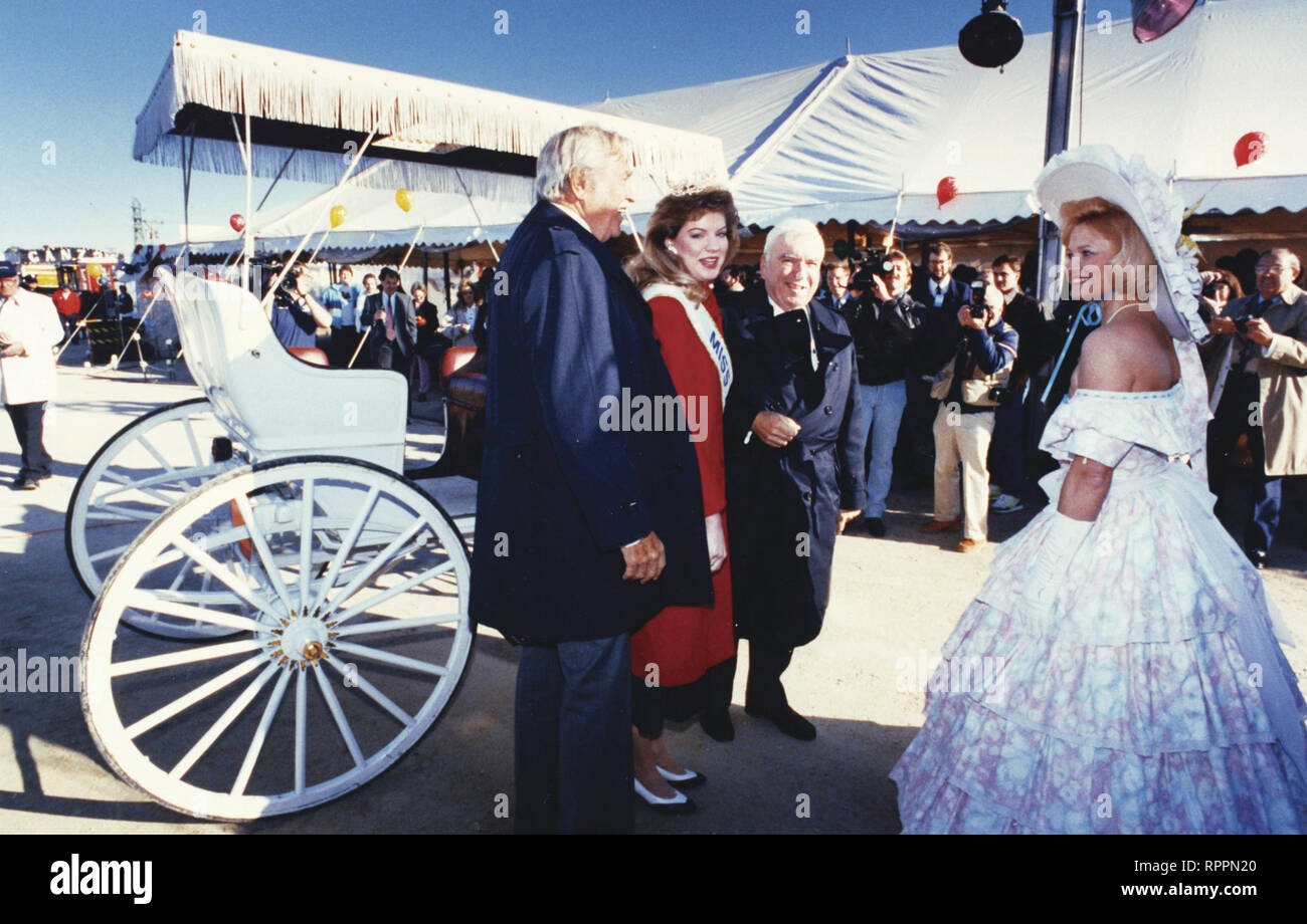 En Iowa, États-Unis. 24Th Mar, 2011. Howard Keel, gauche, Miss Iowa Kerri Rosenberg et Bernard Goldstein est arrivé à Bettendorf Leach's Park en calèche du 1er avril 1991, comme le jeu de bateau a commencé en Iowa. Les casinos sont Quad-City fête le 20e anniversaire de riverboat gambling cette semaine. Credit : Quad-City Times/ZUMA/Alamy Fil Live News Banque D'Images