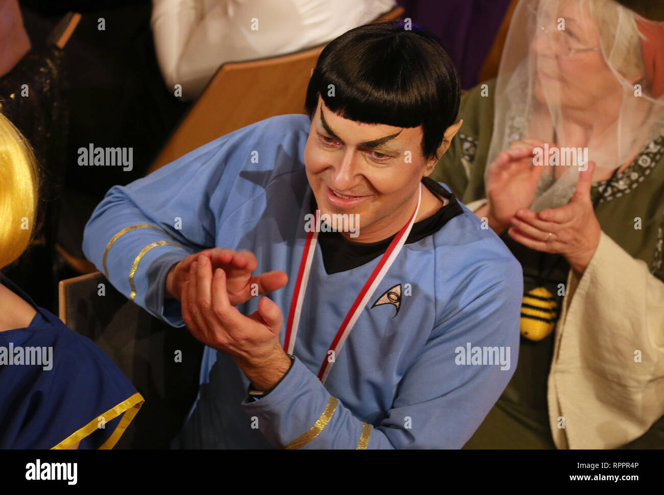 22 février 2019, la Bavière, Veitshöchheim : Alexander Dobrindt, président de l'état de la CSU au Bundestag, siège déguisé en Monsieur Spock à la TV show session "Fastnacht dans Franken'. Photo : Karl-Josef Opim/dpa Banque D'Images
