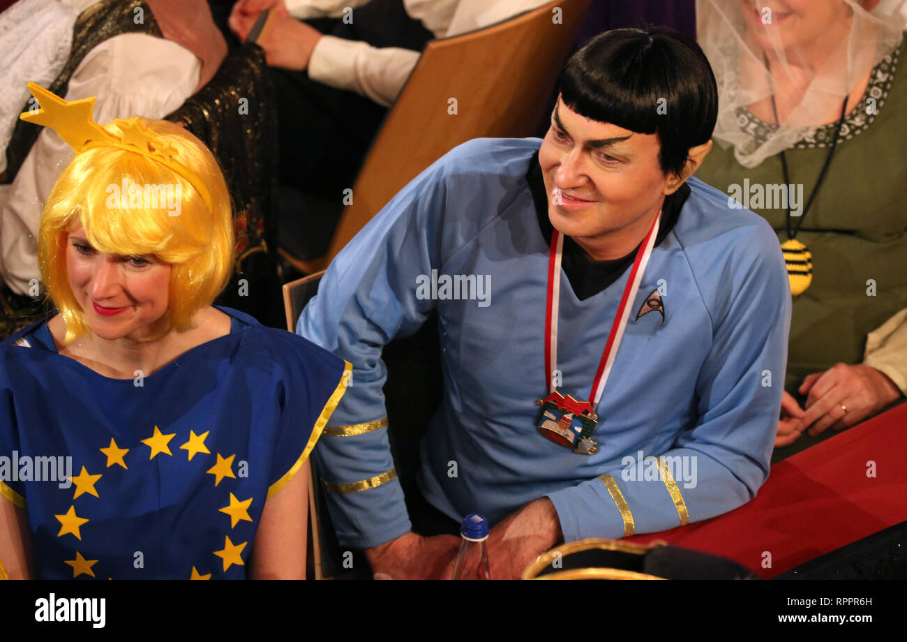 22 février 2019, la Bavière, Veitshöchheim : Alexander Dobrindt, président de l'état de la CSU au Bundestag, siège déguisé en Monsieur Spock à la TV show session "Fastnacht dans Franken'. Photo : Karl-Josef Opim/dpa Banque D'Images
