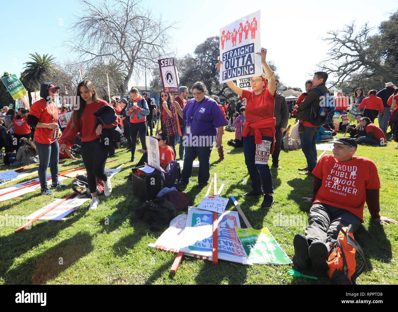 DeFremery Park, Oakland, Californie, USA 22 février 2019 Rallye des foules et d'écouter les orateurs à l'appui d'Oakland les enseignants et les écoles. Rassemblement des foules et d'écouter les orateurs à l'appui d'Oakland les enseignants et les écoles. OUSD, Oakland Unified School District Les enseignants font grève pour une meilleure rémunération, de plus petites classes, plus de soutien pour les élèves et contre la privatisation de l'école. Credit : Caryn Becker/Alamy Live News Banque D'Images