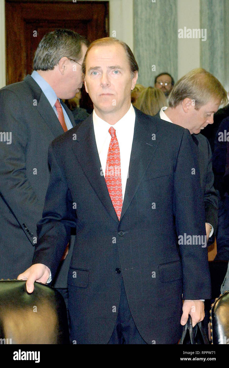 Washington, District de Columbia, Etats-Unis. 18 Oct, 2009. Washington, DC - 26 février 2002 -- Jeffrey Skilling arrive pour testifybefore le Sénat américain du Commerce, de la science et des Transports Comité d'examiner certaines questions au sujet de la faillite d'Enron Corporation Credit : Ron Sachs/CNP/ZUMA/Alamy Fil Live News Banque D'Images