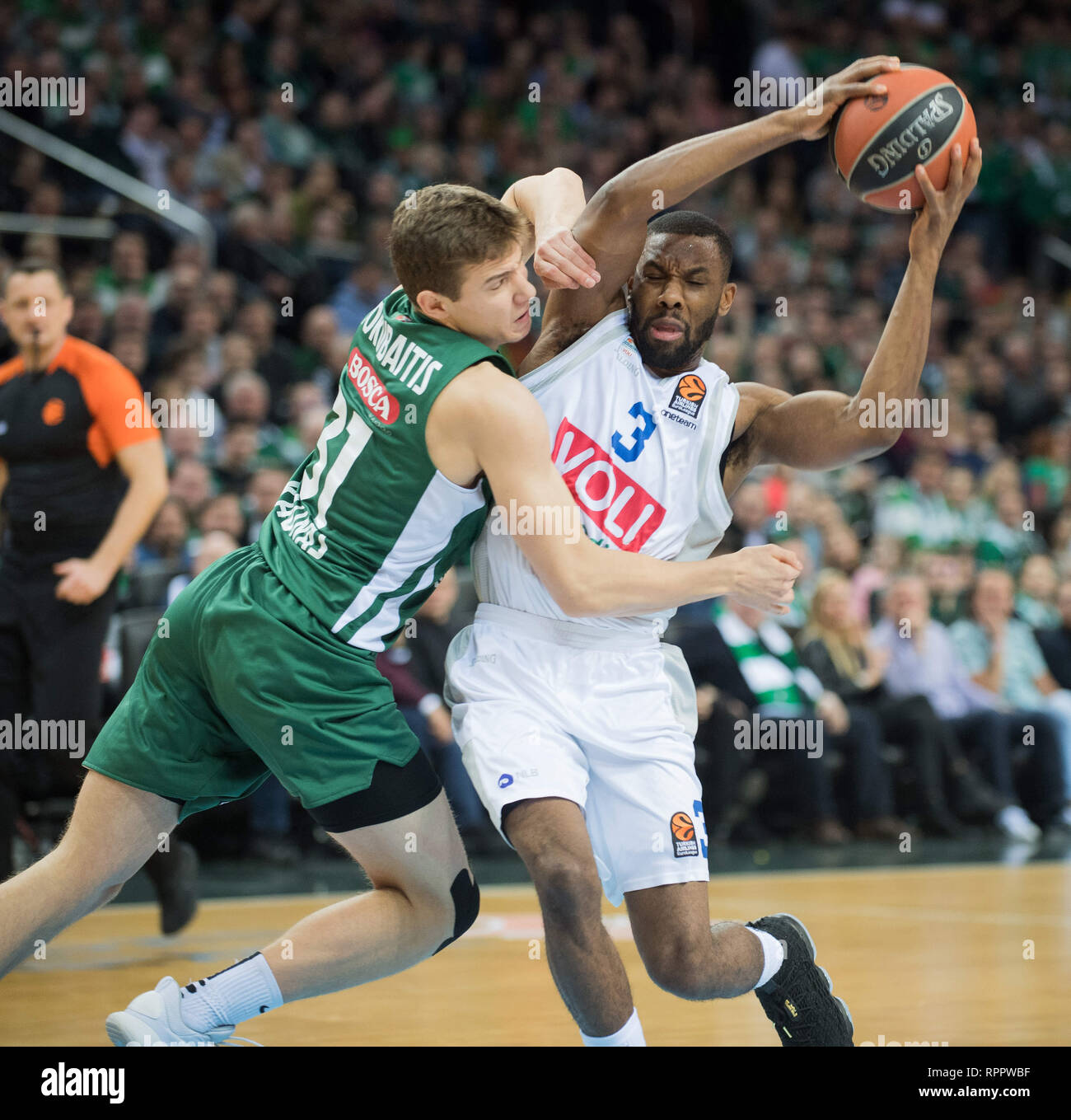 La Lituanie, la Lituanie. Feb 22, 2019. Norris Cole (R) de Buducnost Podgorica VOLI brise durant la saison régulière de l'Euroligue de basket-ball tournoi entre la Lituanie, Kaunas Zalgiris-et-Monténégro Buducnost Podgorica VOLI à Kaunas, Lituanie, le 22 février, 2019. Alfredas Crédit : Pliadis/Xinhua/Alamy Live News Banque D'Images