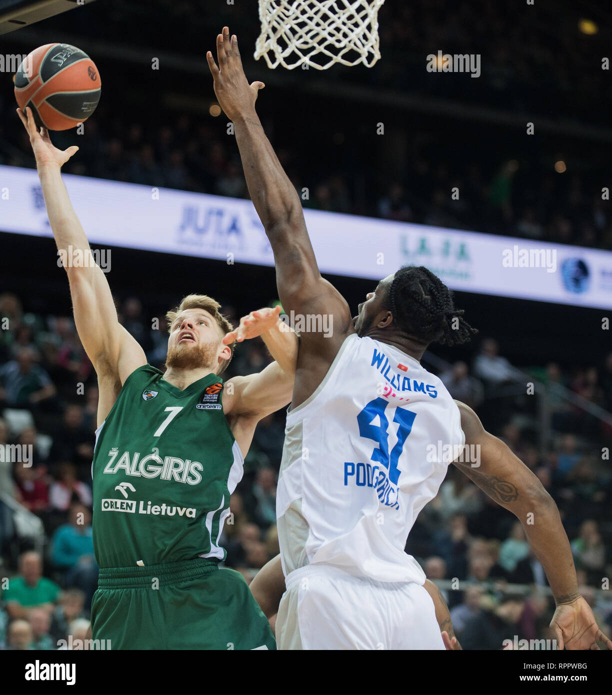 La Lituanie, la Lituanie. Feb 22, 2019. Thomas Walkup (L) de Zalgiris Kaunas pousses durant la saison régulière de l'Euroligue de basket-ball tournoi entre la Lituanie, Kaunas Zalgiris-et-Monténégro Buducnost Podgorica VOLI à Kaunas, Lituanie, le 22 février, 2019. Alfredas Crédit : Pliadis/Xinhua/Alamy Live News Banque D'Images
