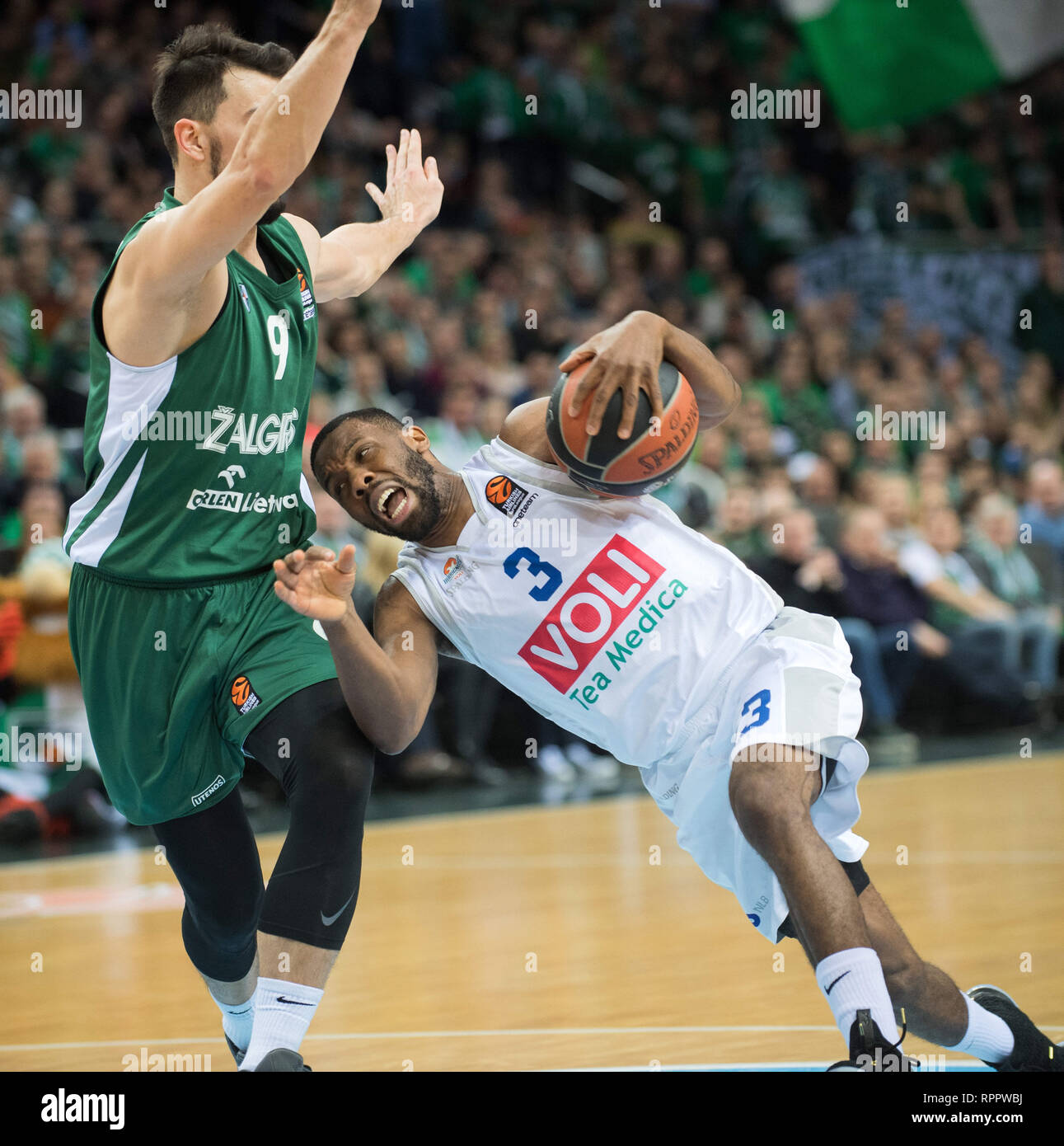 La Lituanie, la Lituanie. Feb 22, 2019. Norris Cole (R) de Buducnost Podgorica VOLI brise durant la saison régulière de l'Euroligue de basket-ball tournoi entre la Lituanie, Kaunas Zalgiris-et-Monténégro Buducnost Podgorica VOLI à Kaunas, Lituanie, le 22 février, 2019. Alfredas Crédit : Pliadis/Xinhua/Alamy Live News Banque D'Images