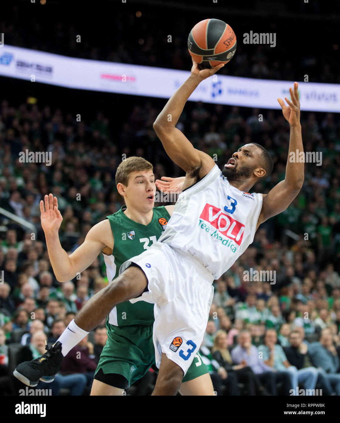 La Lituanie, la Lituanie. Feb 22, 2019. Norris Cole (R) de VOLI Buducnost Podgorica va au panier pendant la saison régulière de l'Euroligue de basket-ball tournoi entre la Lituanie, Kaunas Zalgiris-et-Monténégro Buducnost Podgorica VOLI à Kaunas, Lituanie, le 22 février, 2019. Alfredas Crédit : Pliadis/Xinhua/Alamy Live News Banque D'Images