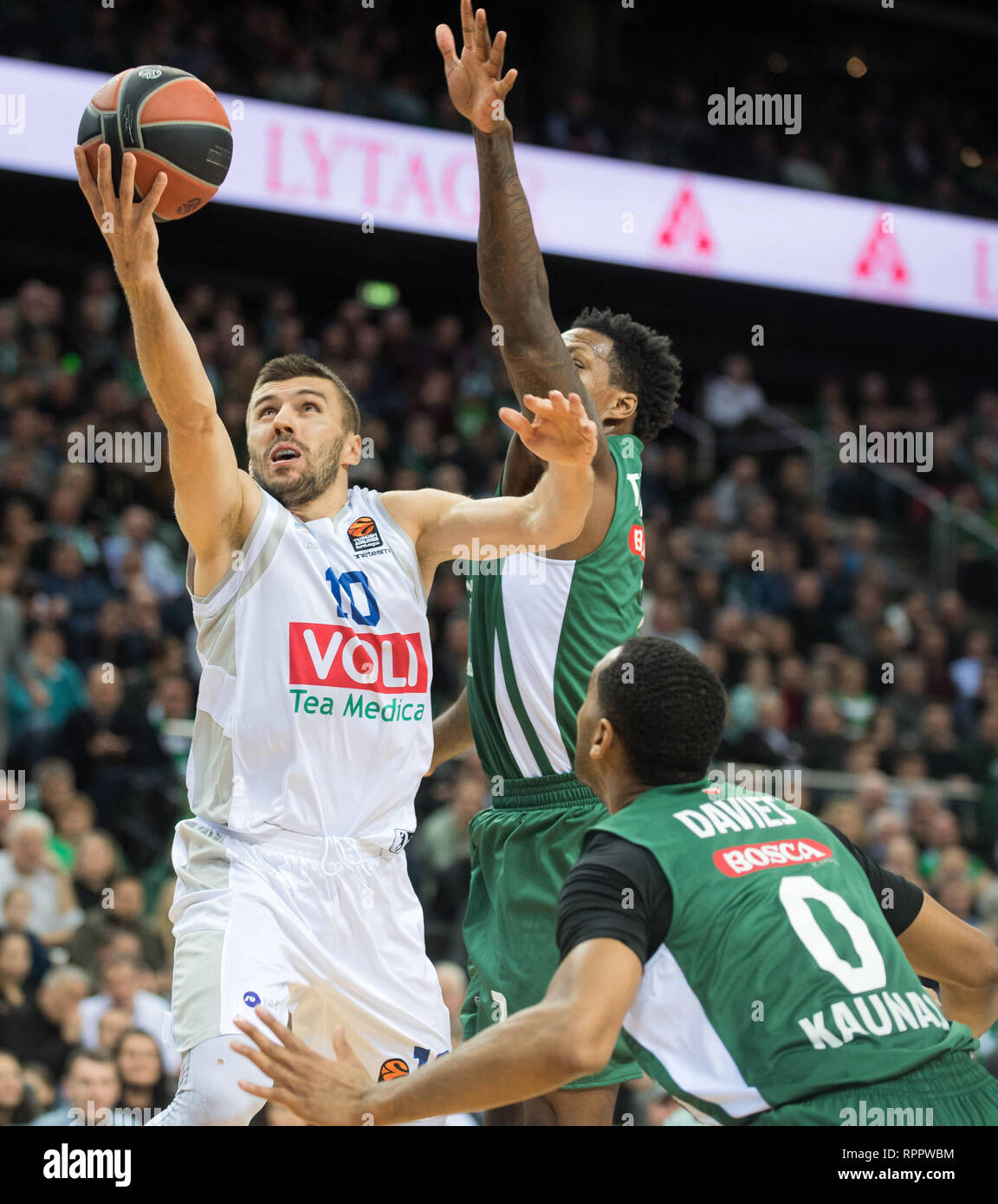 La Lituanie, la Lituanie. Feb 22, 2019. Nemanja Gordic (L) de VOLI Buducnost Podgorica va au panier pendant la saison régulière de l'Euroligue de basket-ball tournoi entre la Lituanie, Kaunas Zalgiris-et-Monténégro Buducnost Podgorica VOLI à Kaunas, Lituanie, le 22 février, 2019. Alfredas Crédit : Pliadis/Xinhua/Alamy Live News Banque D'Images