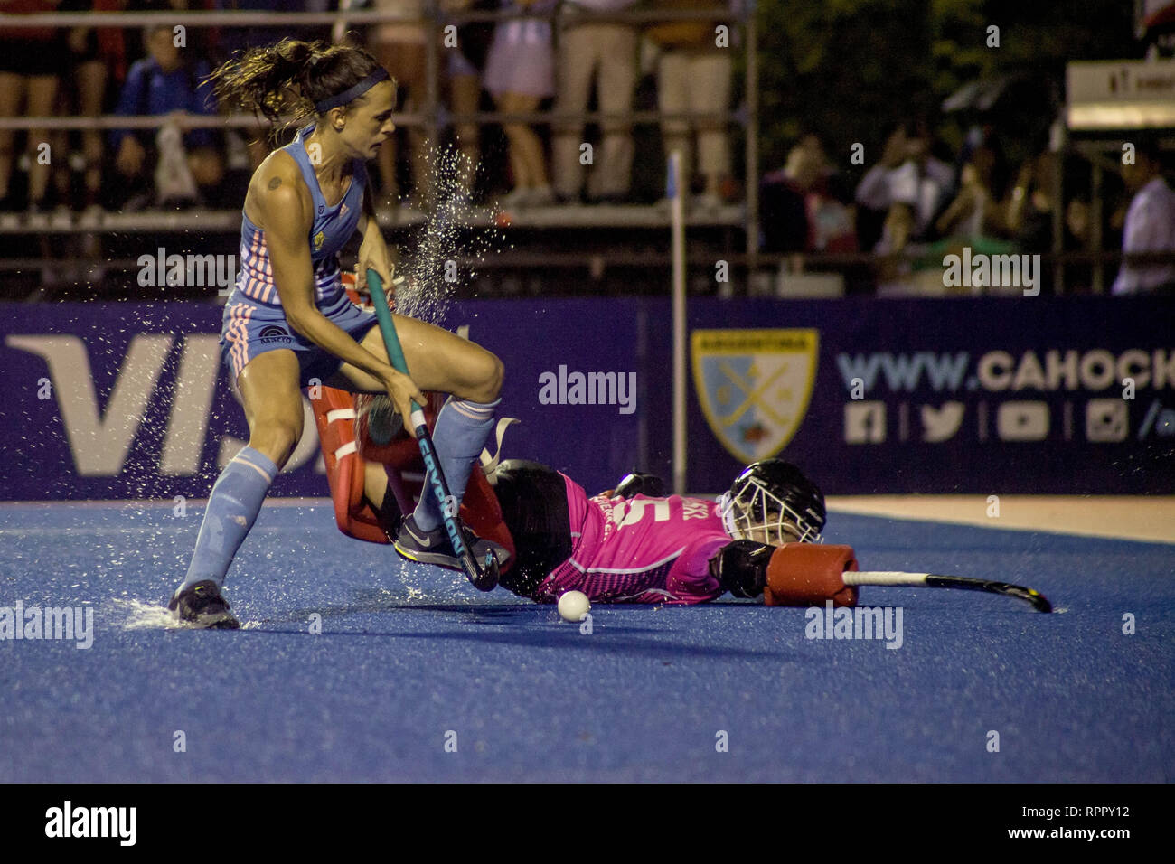 Buenos Aires, capitale fédérale, l'Argentine. Feb 22, 2019. Aujourd'hui, le vendredi 22 février, l'équipe féminine de hockey de l'Argentine, ''Las'' Adnani, a maintenu l'invaincu en tirant 2 buts avec l'équipe nationale allemande (5ème au classement mondial) après avoir battu la Belgique et fixé à l'égard des États-Unis. Les Argentins (4e au classement mondial) atteint un point supplémentaire en gagnant en droit pénal 4 buts par 3. Leur prochain défi sera ce dimanche 24 février contre l'équipe hollandaise. Le match entre les équipes de l'Argentine de l'Argentine contre l'Allemagne a été suspendu en raison de la forte tempête qui b Banque D'Images