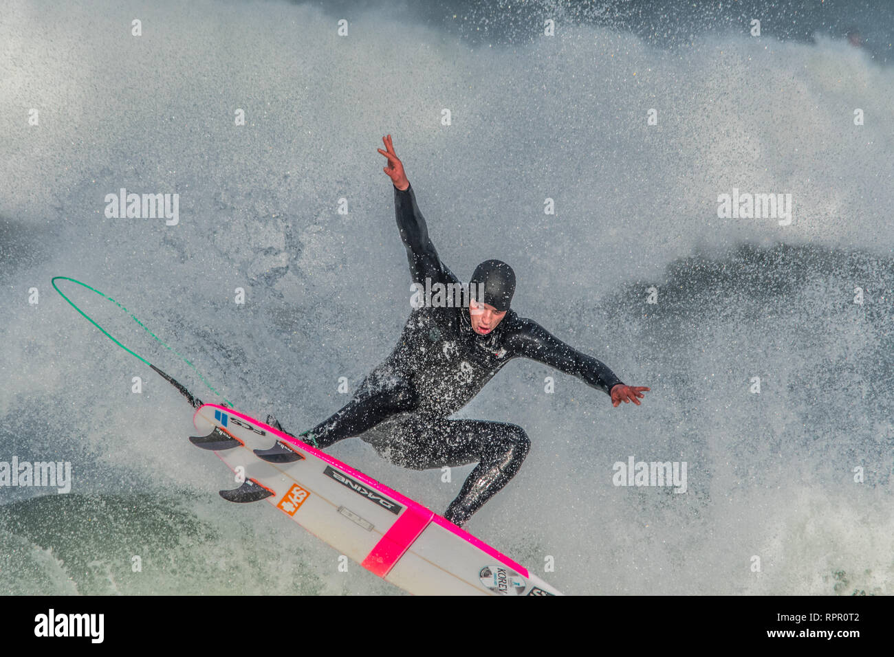 La plage de Fistral, Newquay, Cornwall, UK. 23 févr. 2019. Météo britannique. Les surfeurs ont été sortis tôt ce matin pour attraper les grosses vagues au large de la plage de Fistral. Crédit : Simon Maycock/Alamy Live News Banque D'Images