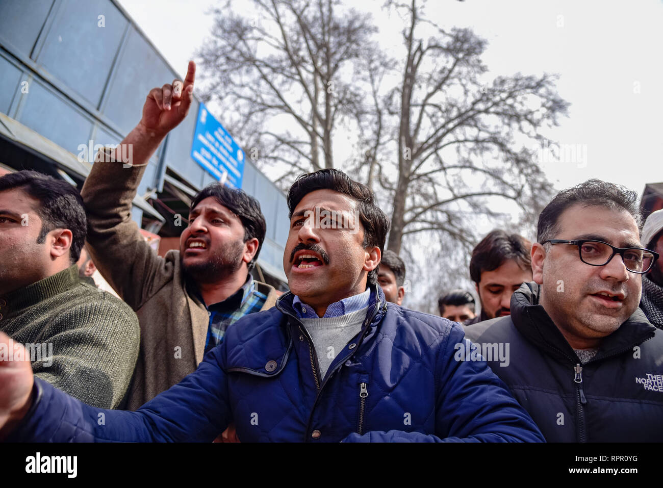 Srinagar, au Cachemire. Feb 23, 2019. Les membres du parti politique Pro-India (conférence nationale) sont vus criant des slogans pendant la manifestation à Srinagar.La Cour suprême de l'Inde a ordonné les autorités de l'état d'arrêter les menaces, les agressions et les boycotts sociaux de milliers d'étudiants du cachemire, des commerçants et professionnels dans une apparente représailles pour la mort de 49 soldats paramilitaires indiennes dans une attaque suicide dans pulwama cachemire la semaine dernière. Les gens ont protesté contre les attaques des autorités de l'état. Credit : Idrees Abbas/SOPA Images/ZUMA/Alamy Fil Live News Crédit : ZUMA Press, Inc./Alamy Live News Banque D'Images