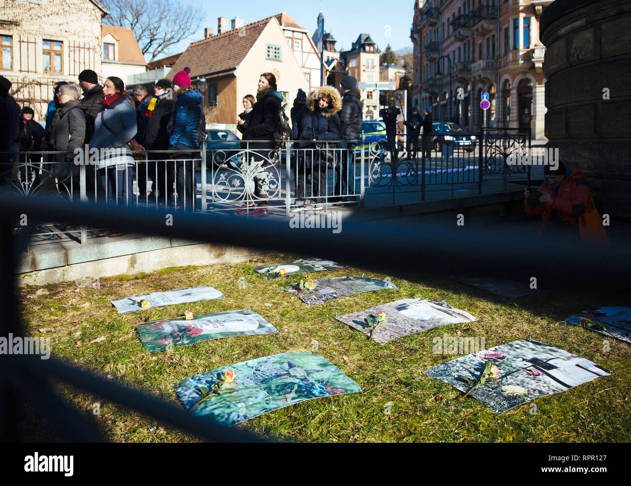 Dresde, Allemagne. Feb 23, 2019. Photos de tombes de réfugiés en Italie à partir de l'exposition 'Lampedusa 361" sont affichés en marge d'un rassemblement de la mission de sauvetage en mer et l'initiative "Lifeline Weltoffenes Loschwitz'. Credit : Oliver Killig/dpa-Zentralbild/dpa/Alamy Live News Banque D'Images