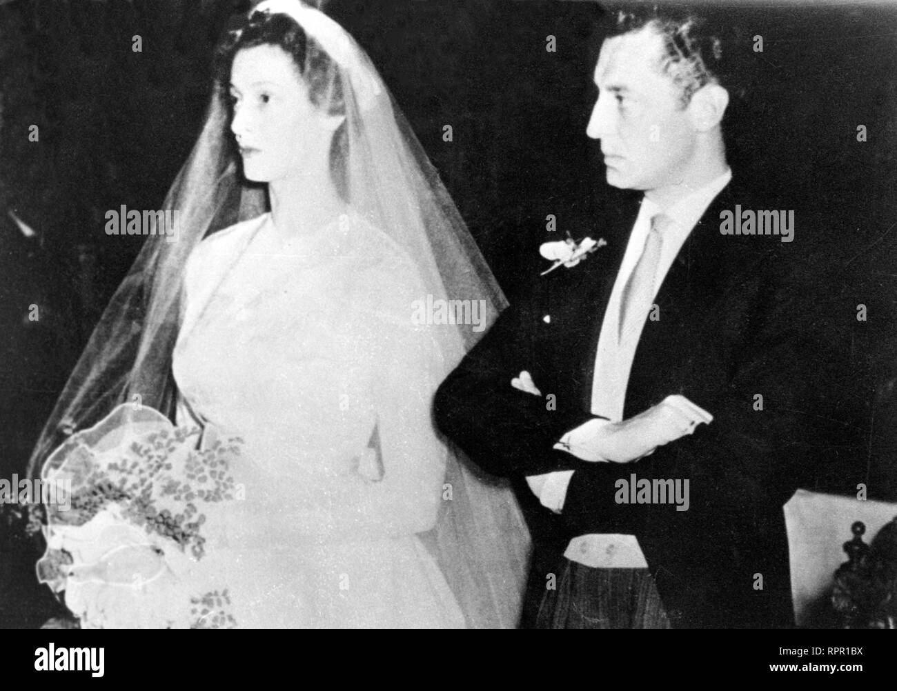 Foto LaPresse Torino/Archivio Storico Archivio Storico Storico 1953 Gianni Agnelli Strasburgo Gianni Agnelli, per l'anagrafe Giovanni e colloquialmente noto, sebbene conte esercitato non cinéma Abbia mai professione, col soprannome dell'avvocato (Turin, 12 marzo 1921 ? Torino, 24 gennaio 2003), &# xe8 ; stato un imprenditore e azionista politico italiano, principale e amministratore al vertice della FIAT, nonch&# xe9 ; senatore un vita. nella foto : matrimonio tra Gianni Agnelli e Marella Caracciolo Photo LaPresse Turin/Historique Archives 1953 Gianni Agnelli Strasburgo historique dans la photo : Mariage entre Banque D'Images