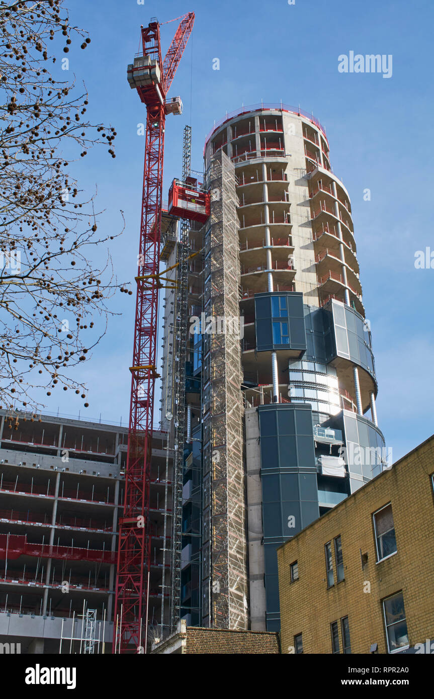 Ville Amérique du complexe d'appartements de luxe en construction à Finsbury Park, au nord de Londres UK, vu de Fonthill Road Banque D'Images