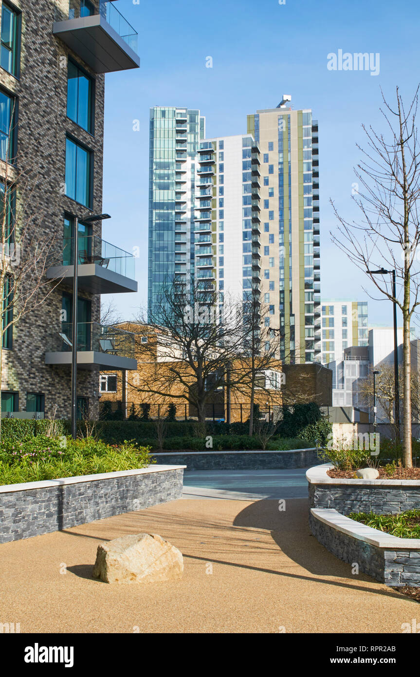 Partie de la nouvelle Woodberry Down le développement résidentiel dans le nord de Londres au Royaume-Uni, avec l'horizon vacances bâtiments en arrière-plan Banque D'Images