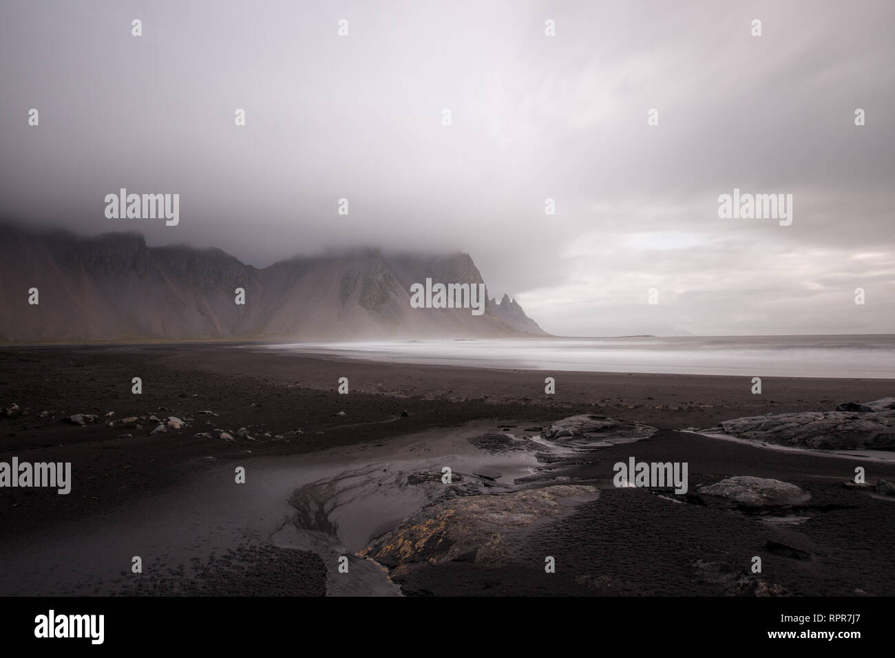 Paysage sombre de plage de sable noir près de Vestrahorn en Islande Banque D'Images