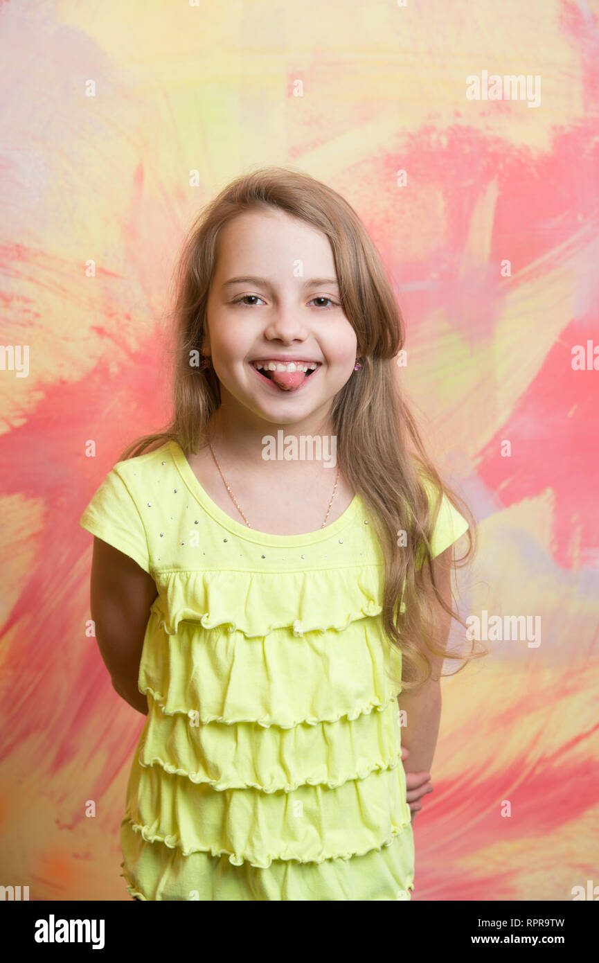 Petit Bebe Fille Ou Enfant Mignon Montrant Langue Sur Avec Visage Heureux Et Des Cheveux Blonds En Chemise Jaune Sur Fond Abstrait Colore Photo Stock Alamy Petit Bebe Fille Ou Enfant Mignon Montrant Langue Sur Avec Visage Heureux Et Des Cheveux Blonds En Chemise Jaune Sur Fond Abstrait Colore Photo Stock Alamy