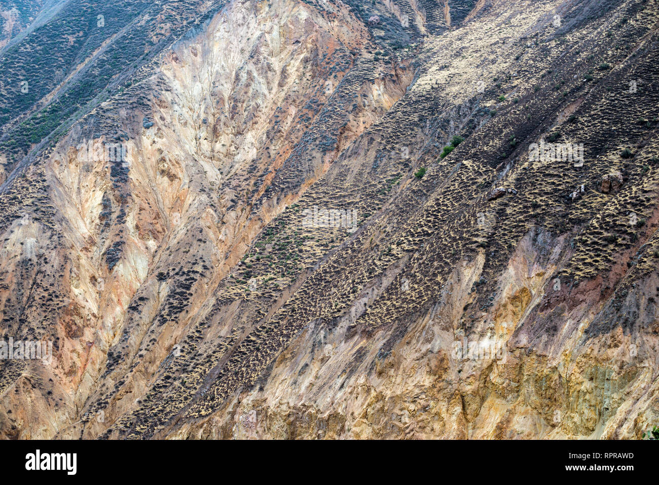 Paysage sévère avec pente de montagne escarpée au Pérou Banque D'Images