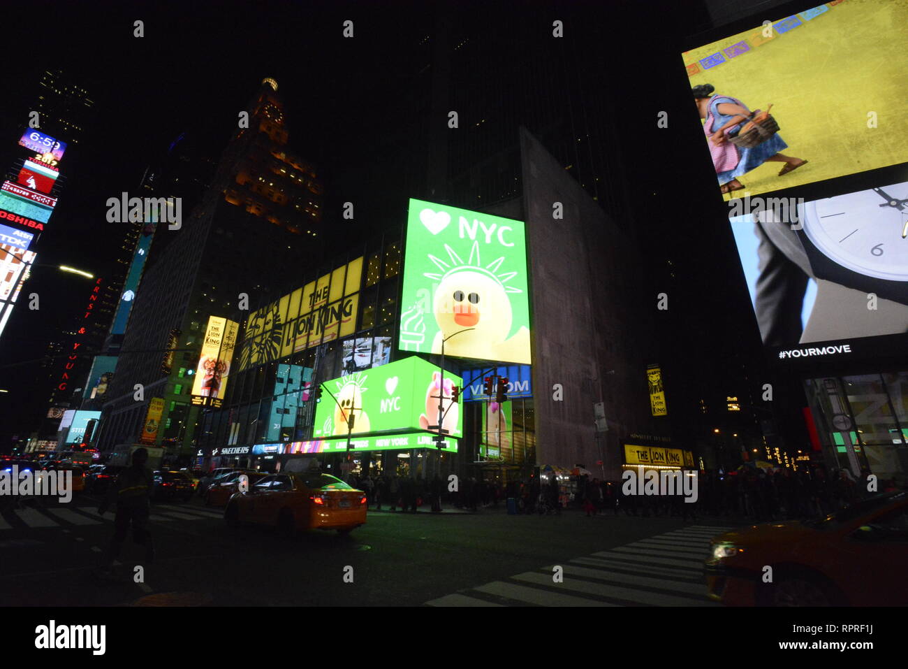 New York City, New York:USA. 20,2018 novembre. Des taxis passent d'affichage numériques de Manhattan dans le Times Square de nuit. Banque D'Images