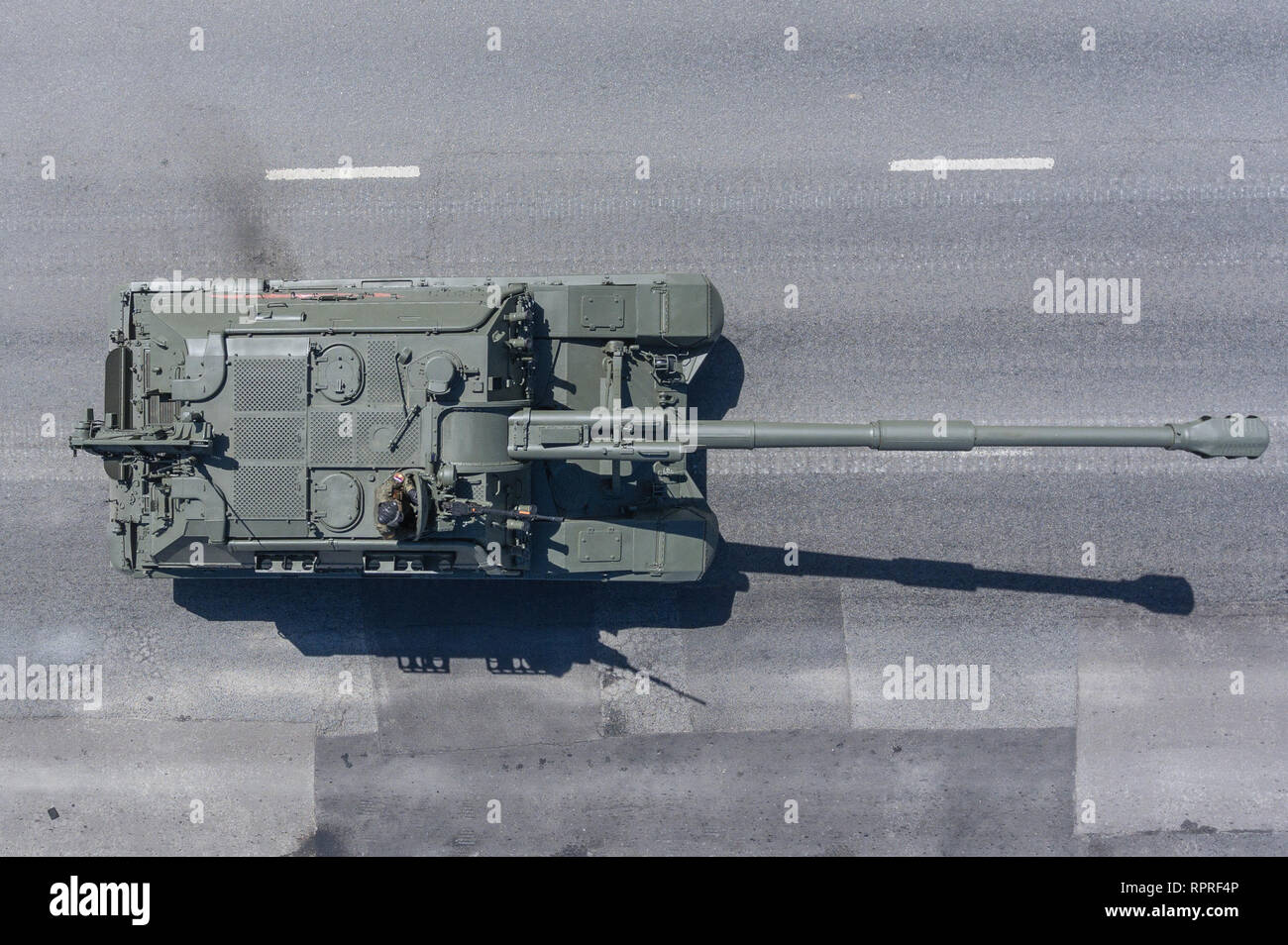 Moscou, 9 mai 2018. Artillerie automotrice 2S19M2-Msta S retourne de la Place Rouge après la victoire Day Parade, vue du dessus. Banque D'Images