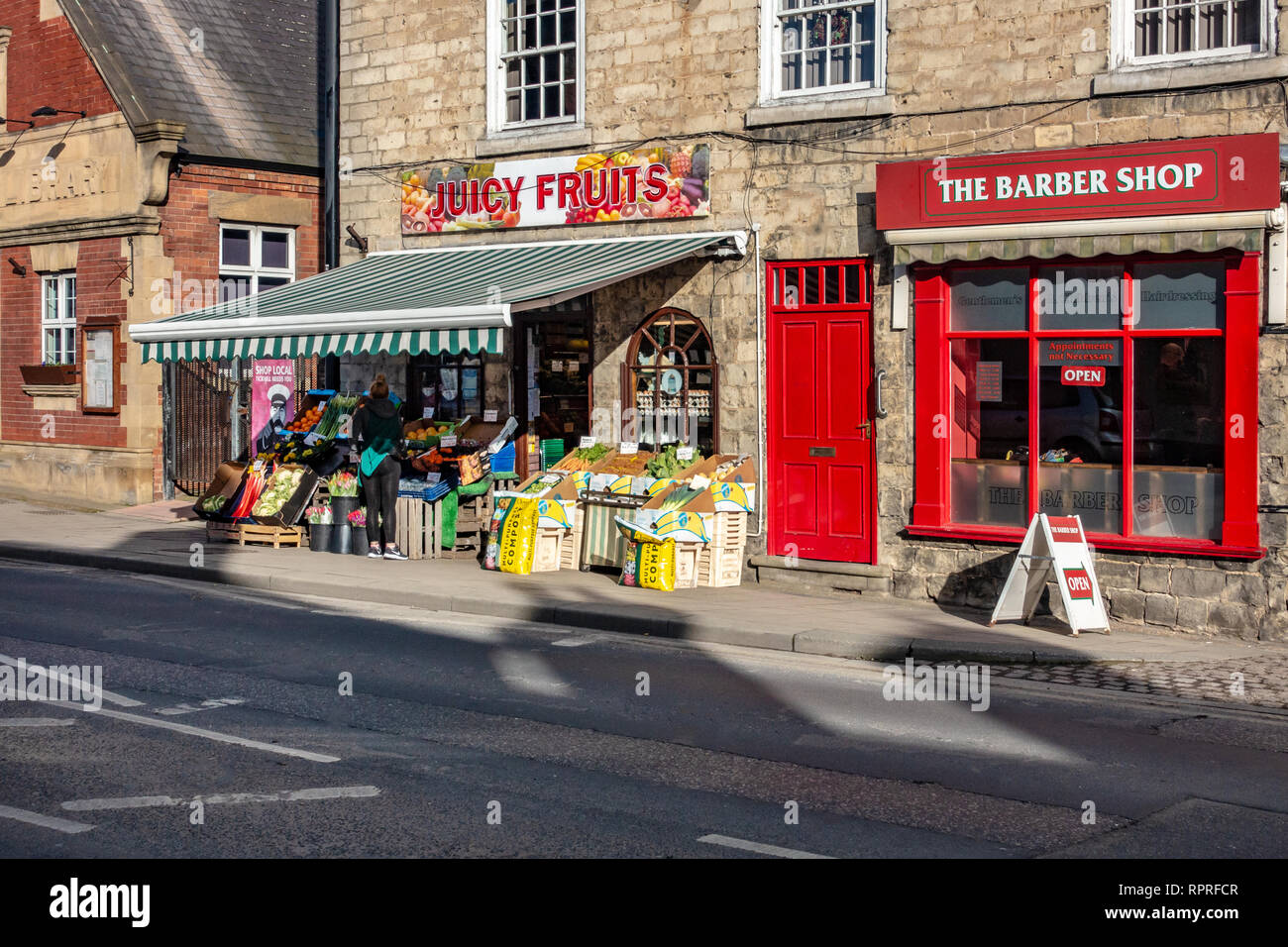 Boutique du village anglais, avant scène de rue Général de Market Place, Tickhill Village de Doncaster dans le sud du Yorkshire, Angleterre, Banque D'Images