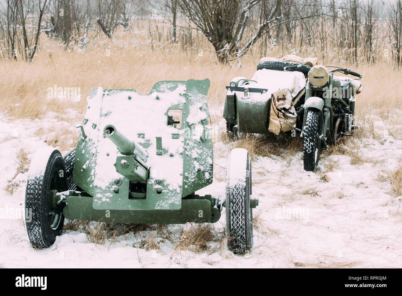 Soviétique russe 45mm anti-char et vieux Tricar, moto à trois roues. Arme anti-char principal de l'Armée rouge pendant la Seconde Guerre mondiale, des unités d'artillerie WW II Banque D'Images