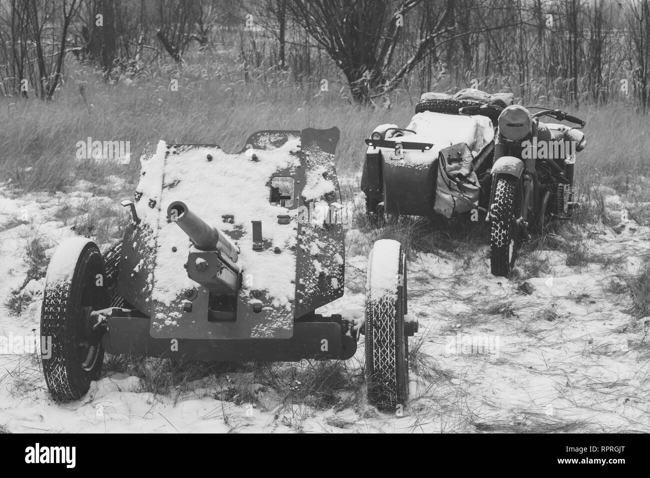 Soviétique russe 45mm anti-char et vieux Tricar, moto à trois roues. Arme anti-char principal de l'Armée rouge pendant la Seconde Guerre mondiale, des unités d'artillerie WW II Banque D'Images