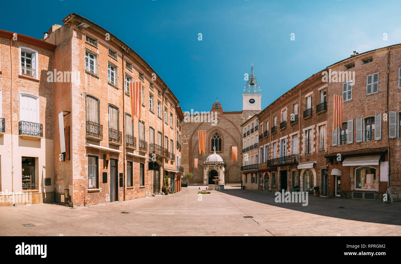 Perpignan, France. Leon Place Gambetta et Cathédrale Basilique de Saint Jean Baptiste de Perpignan dans journée ensoleillée Banque D'Images Perpignan, France. Leon Place Gambetta et Cathédrale Basilique de Saint Jean Baptiste de Perpignan dans journée ensoleillée Banque D'Images