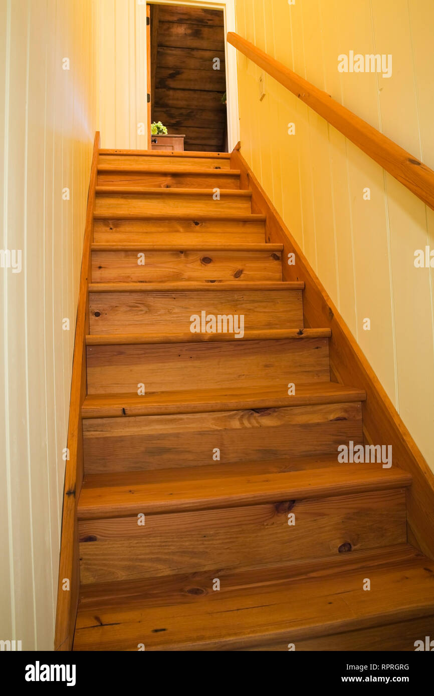 Escalier en bois de pin menant à l'étage dans une ancienne maison de style cottage de 1722. Banque D'Images