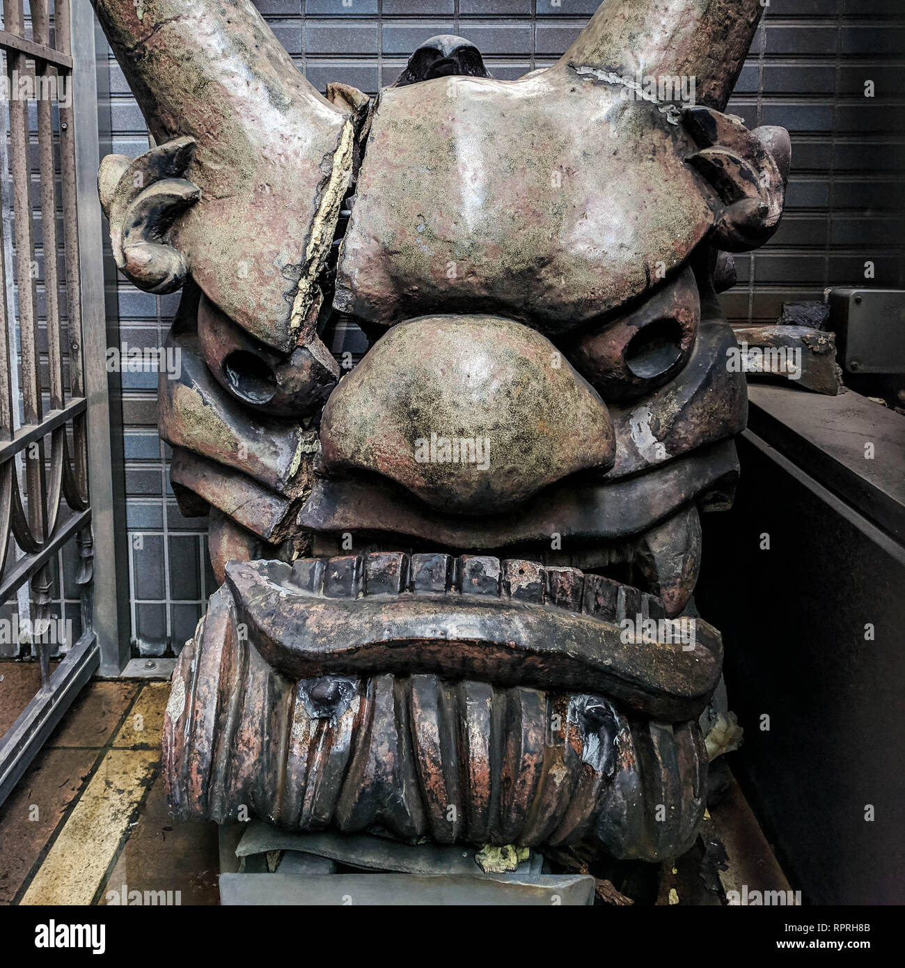 Un grand 12.2005 oni (démon en japonais) affiche en tête Iidabashi, Tokyo, Japon Banque D'Images