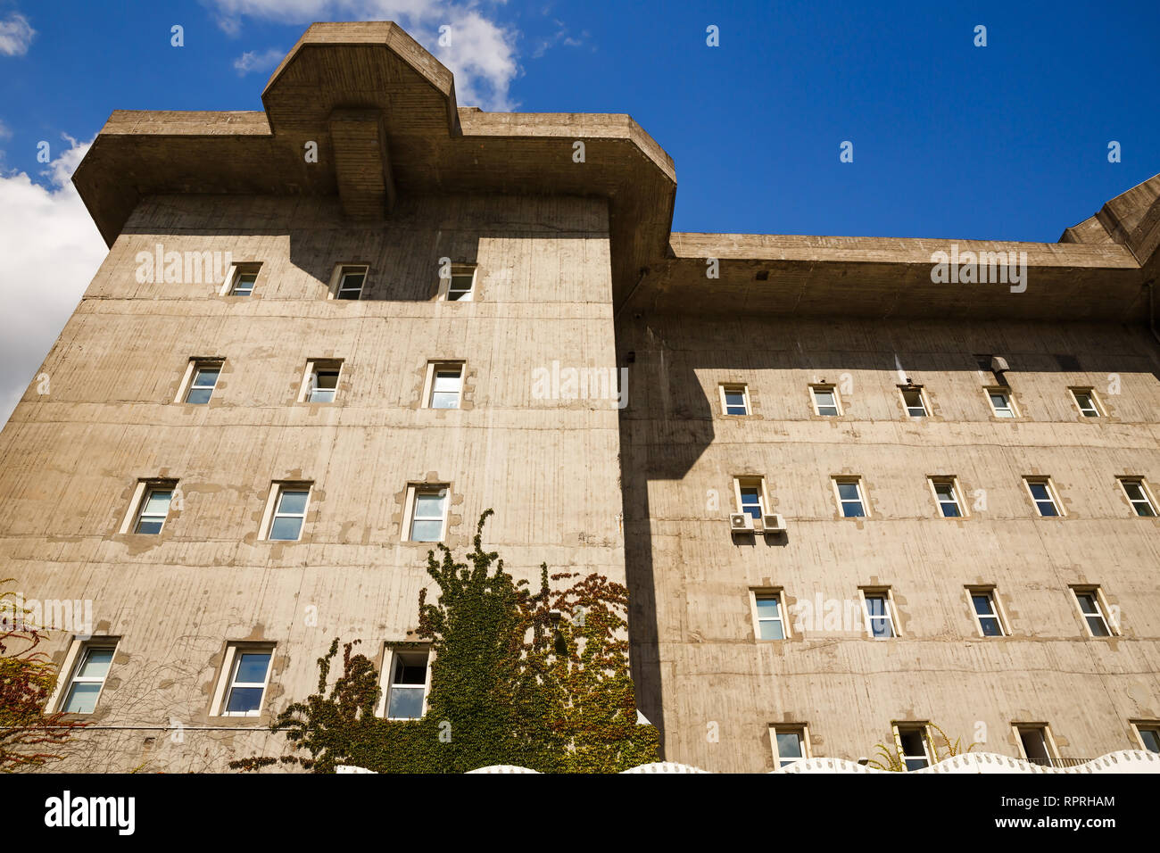 Ancien Flakturm iv caisson en béton de WW2, situé à l'Heiligengeistfeld à Hambourg, Allemagne. Banque D'Images