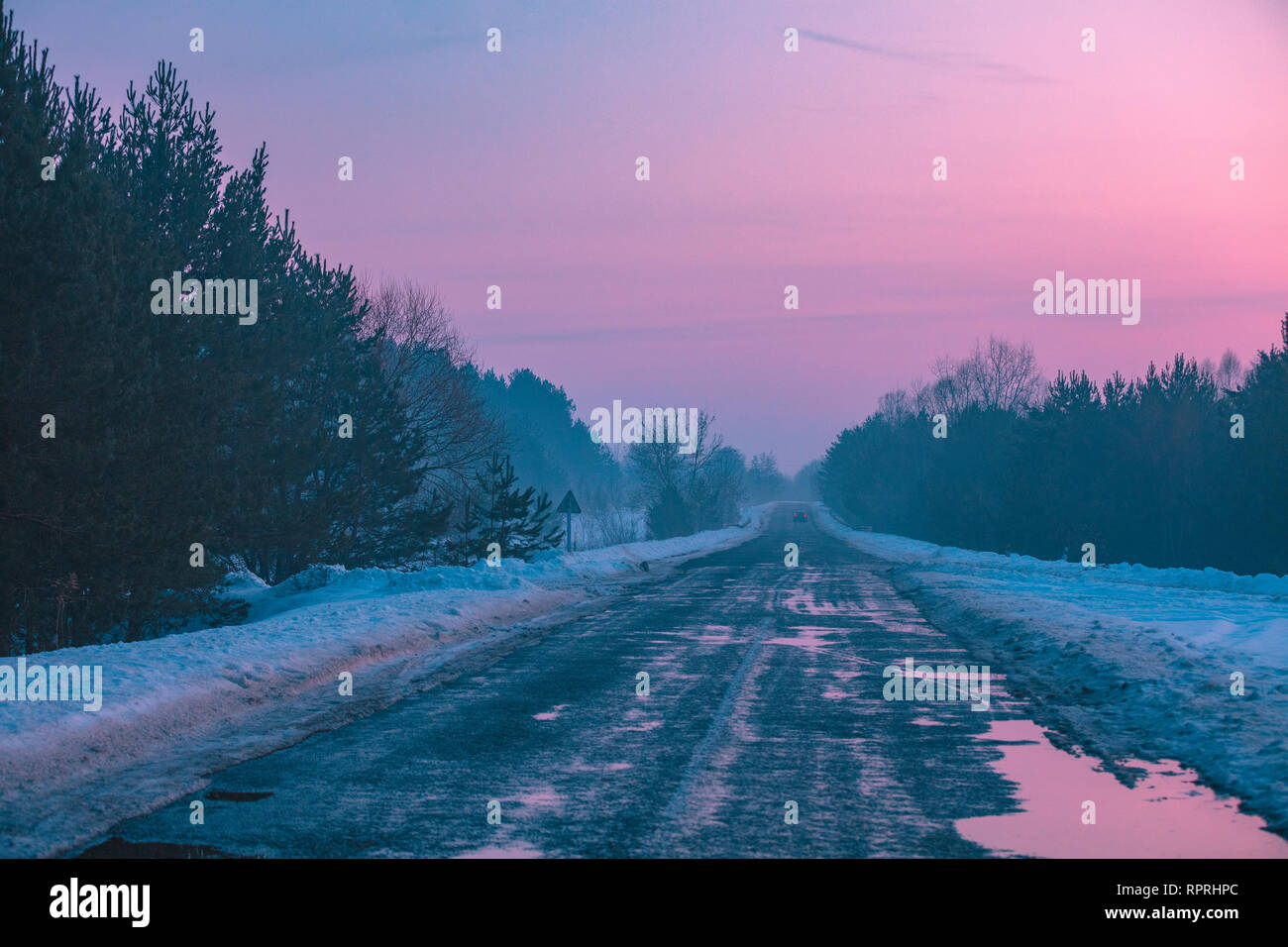 Belle aube d'hiver sur une route de campagne Banque D'Images