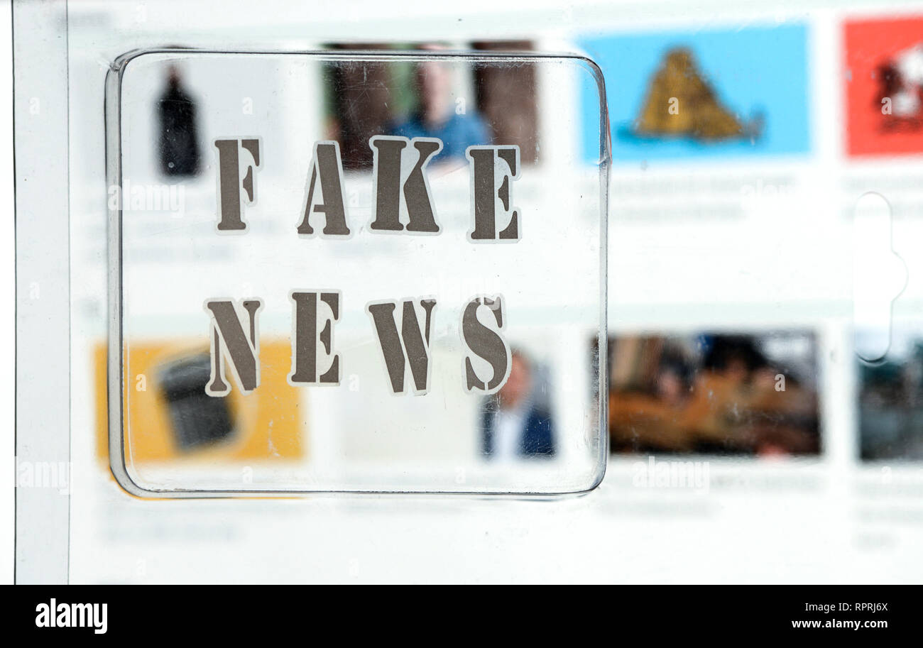 Fake news textes et le site web sur l'arrière-plan. Fake news conception transparente avec des mots. Images floues et des articles sur l'arrière-plan. Banque D'Images