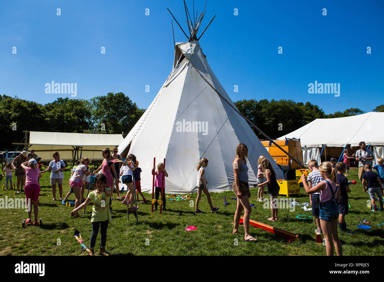 Amusement et jeux à l'école de cirque au tipi à Wowo's camping, Sussex, UK Banque D'Images