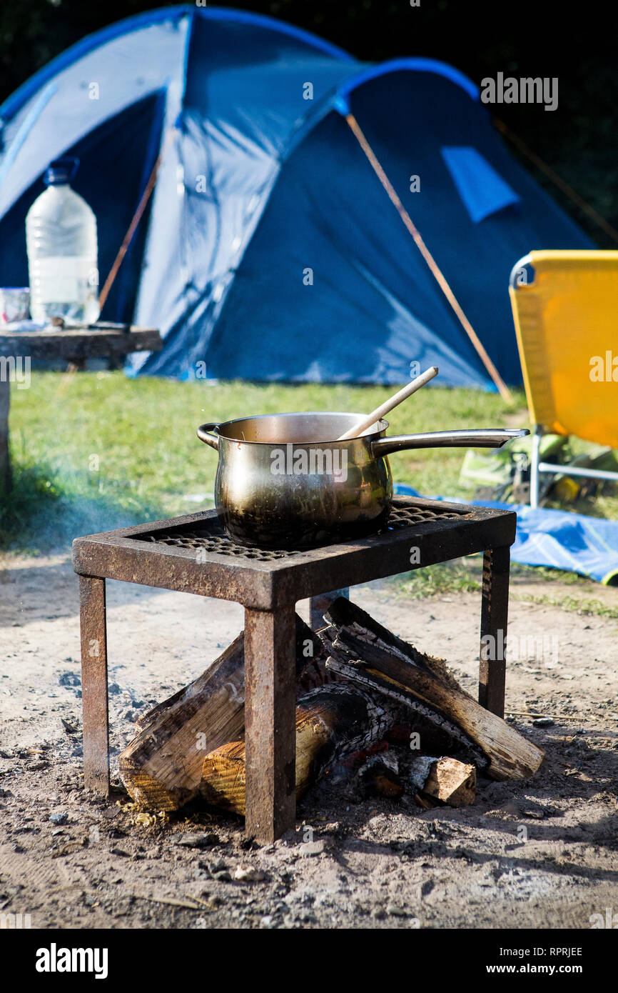 La cuisson à feu ouvert dans un camping dans le Sussex, UK Banque D'Images