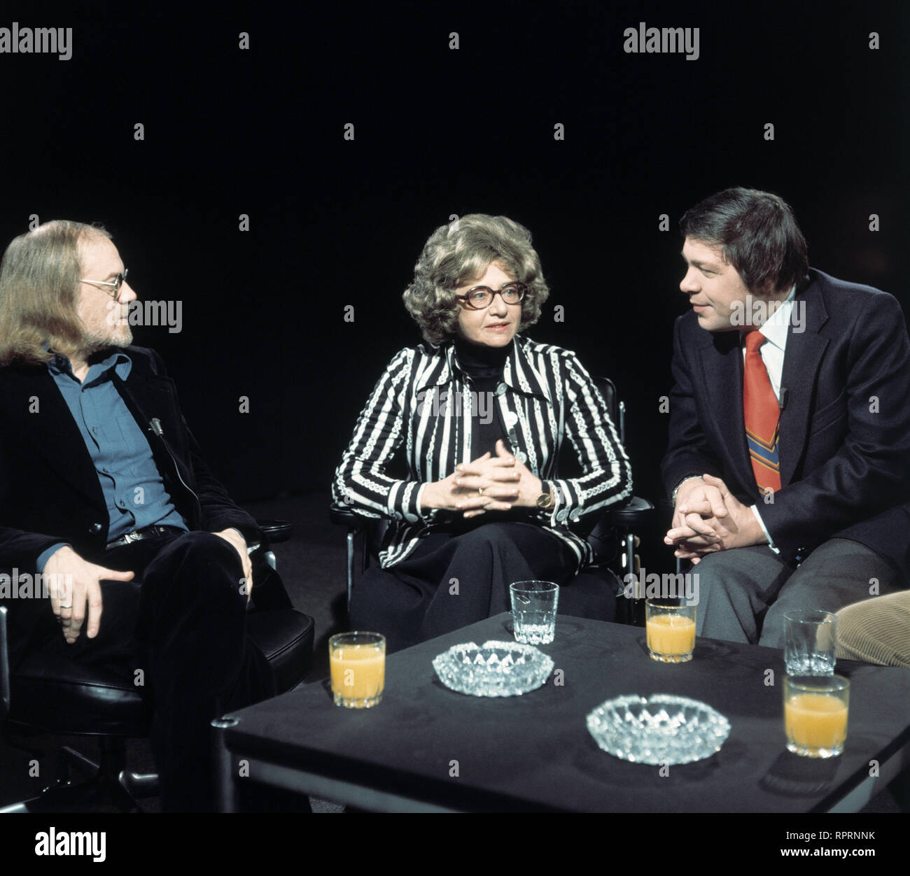 LITERARISCHES COLLOQUIUM Die Kabarettisten HANNS DIETER HÜSCH LORE und mit WALTER SCHMIEDING LORENTZ diskutieren über das Thema : 'Scherz, Satire, ironie', Sendung im ZDF, fév. 1975. Banque D'Images