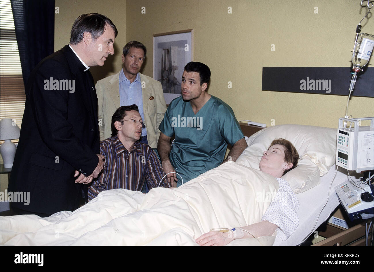 FREUNDE FüRS Leben / Himmelszeichen Deutschland 1999 / Stefan Bartmann Gregors langjährige OP-Sœur Annemarie muss sich einer unterziehen Opération. Ihr Wunsch ist, dass sie Gregor durchführt. Voir suis Krankenbett : HUBERT MULZER (Pater Bonifaz), Stephan SCHWARTZ (Daniel Holbein), Bernd HERZSPRUNG (Jörg Sommer), KARSTEN SPECK (Gregor Kolb) und RENATE SCHROETER (Annemarie) V / Überschrift : FREUNDE FüRS Leben / Deutschland 1999 Banque D'Images