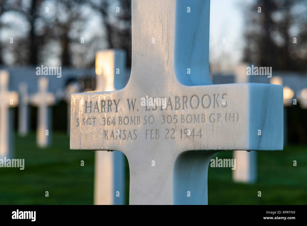 Harry Estabrooks croix. Cimetière Américain près de Madingley Cambridge, Cambridgeshire, Royaume-Uni. Dernier lieu de repos pour des milliers de militaires américains Banque D'Images