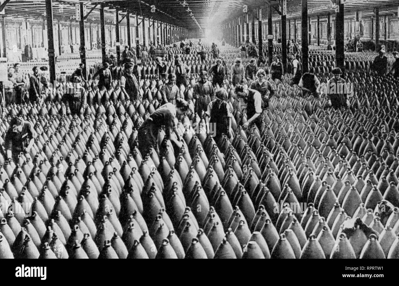 Scène dans une usine de munitions de temps de guerre.Les munitionettes étaient des femmes britanniques employées dans les usines de munitions pendant la première Guerre mondiale.Usine nationale de conditionnement de coquillages n°6, Chilwell, Notinghamshire, 1917. Banque D'Images