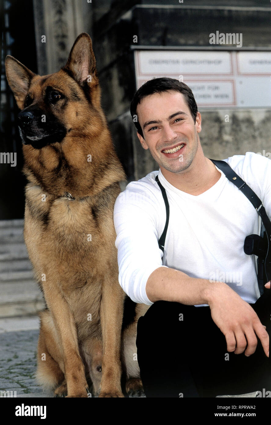 KOMMISSAR REX / Eiskalt D 1999 / Michi Riebl REX und GEDEON BURKHARD (Commissaire Brandtner) / Überschrift : KOMMISSAR REX / D 1999 Banque D'Images