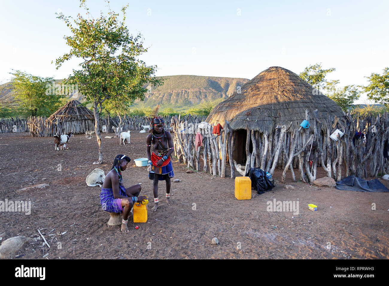 Zemba les gens dans leur routine du matin dans un village près d'Epupa, Namibie, Afrique du Sud Banque D'Images