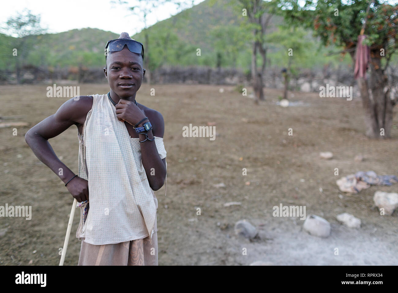 Garçon Himba avec herder une strick, Namibie, Afrique Banque D'Images