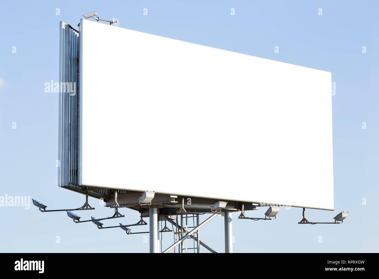 Blank billboard plus d'un ciel bleu Banque D'Images