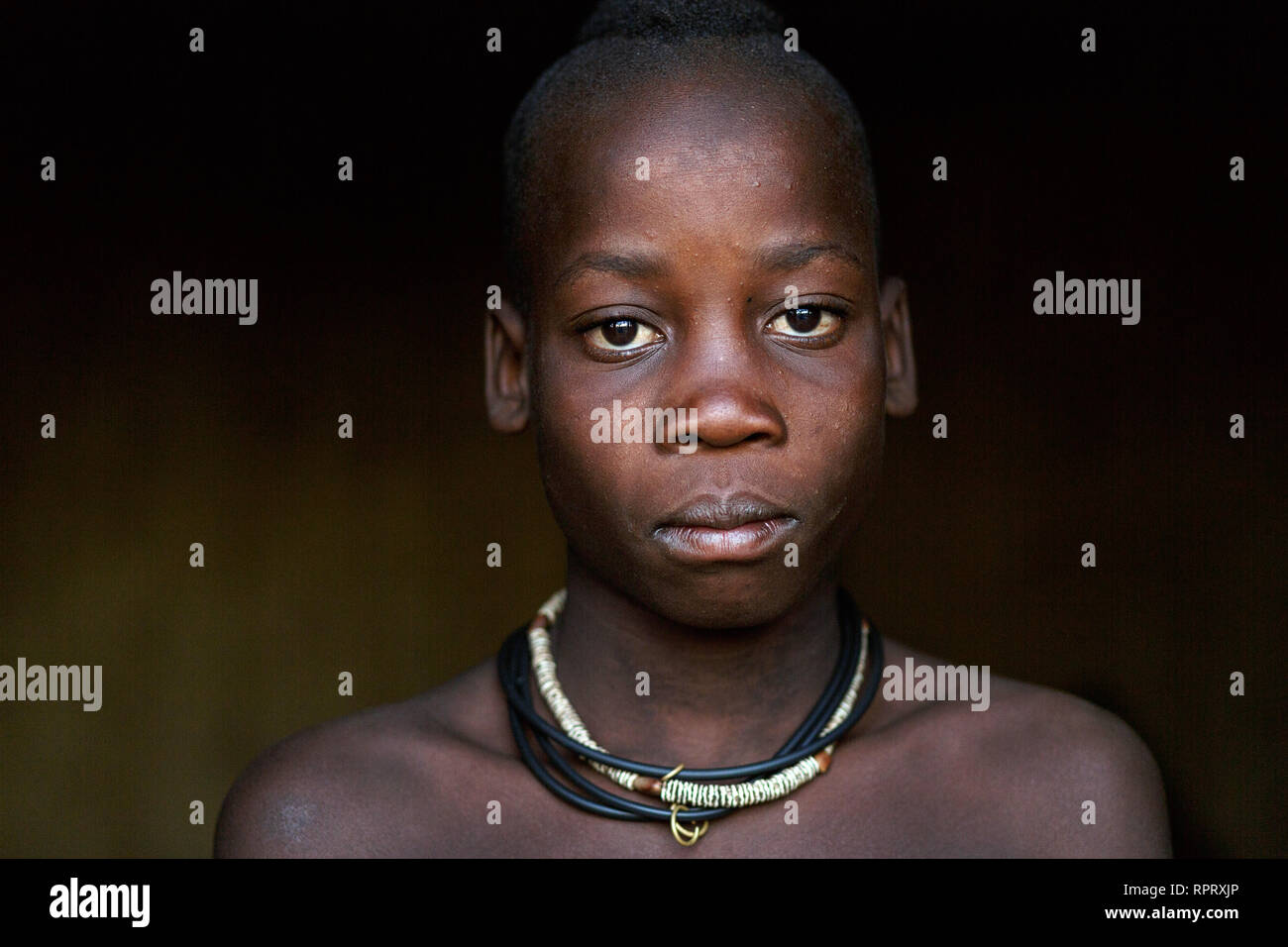 Garçon Himba, Kaokoland, Kunene, Namibie Banque D'Images
