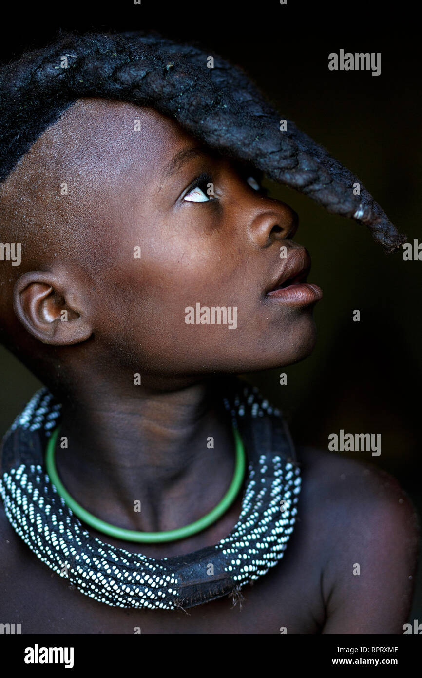 Fille de la tribu Himba, le nord de la Namibie Banque D'Images