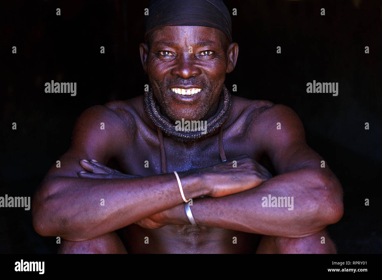 Portrait d'un chef Himba, Purros, Namibie Banque D'Images