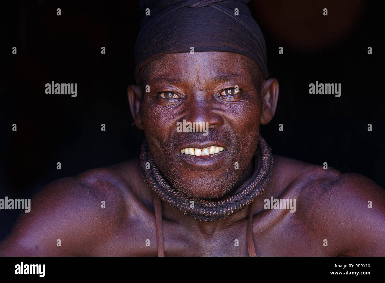 Chef Himba, Purros, Namibie Banque D'Images